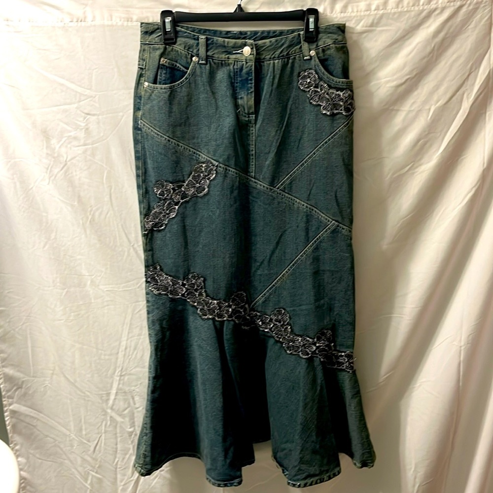 This is a nice denim blue Jeanology size 6 skirt.